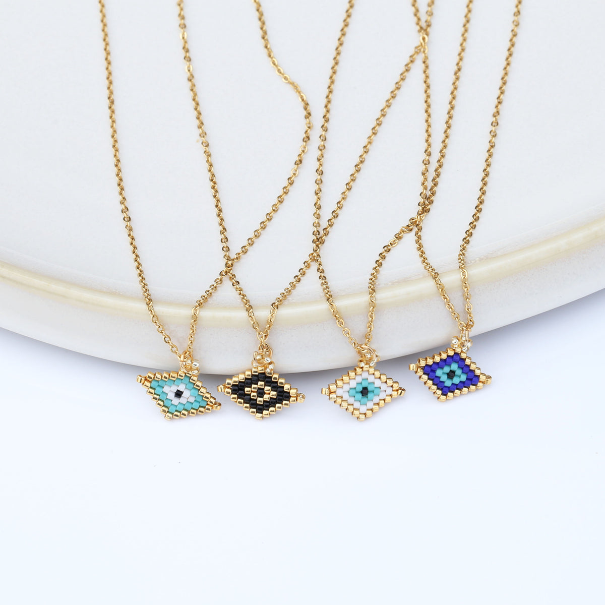Collar artesanal de ojos con cuentas
