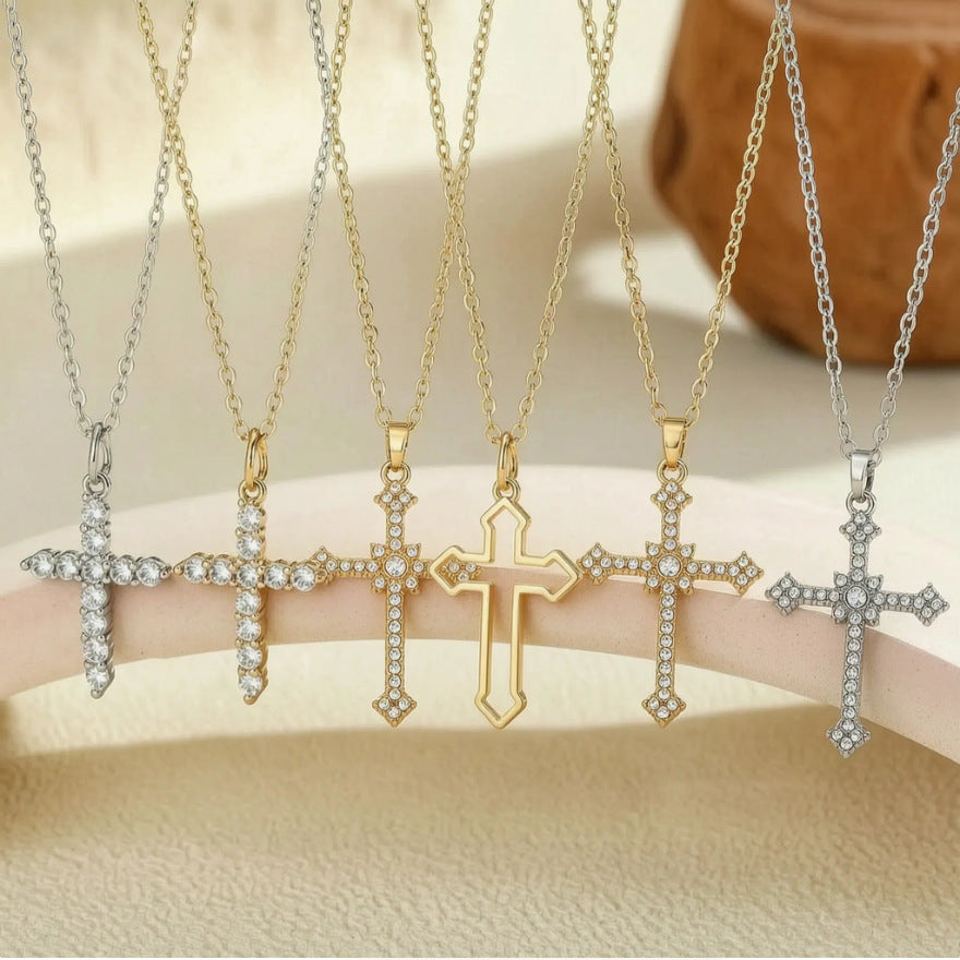Collar con colgante de cruz grande con diamantes
