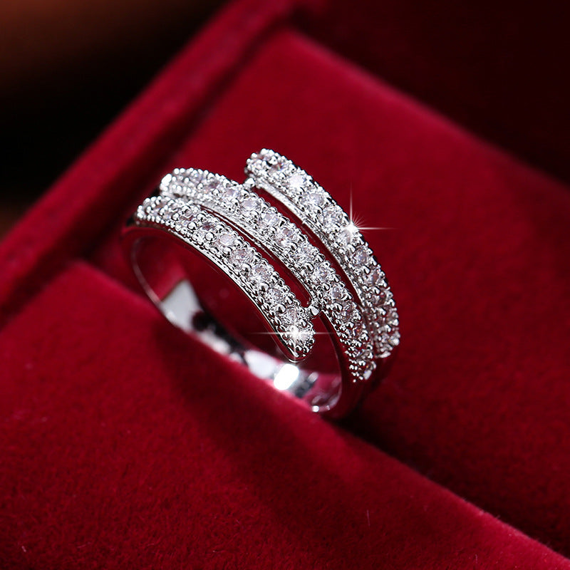 Anillo de circonita con diseño minimalista