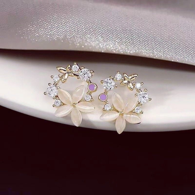 Aretes de estudio con piedra ojo de gato y cristales